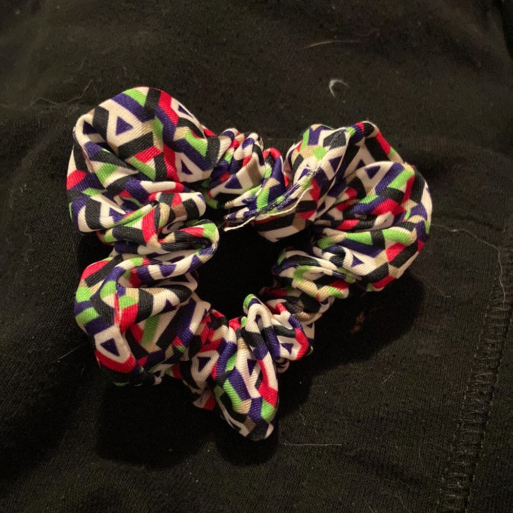 this is a very nice and pretty scrunchie its really good for putting up ur hair.